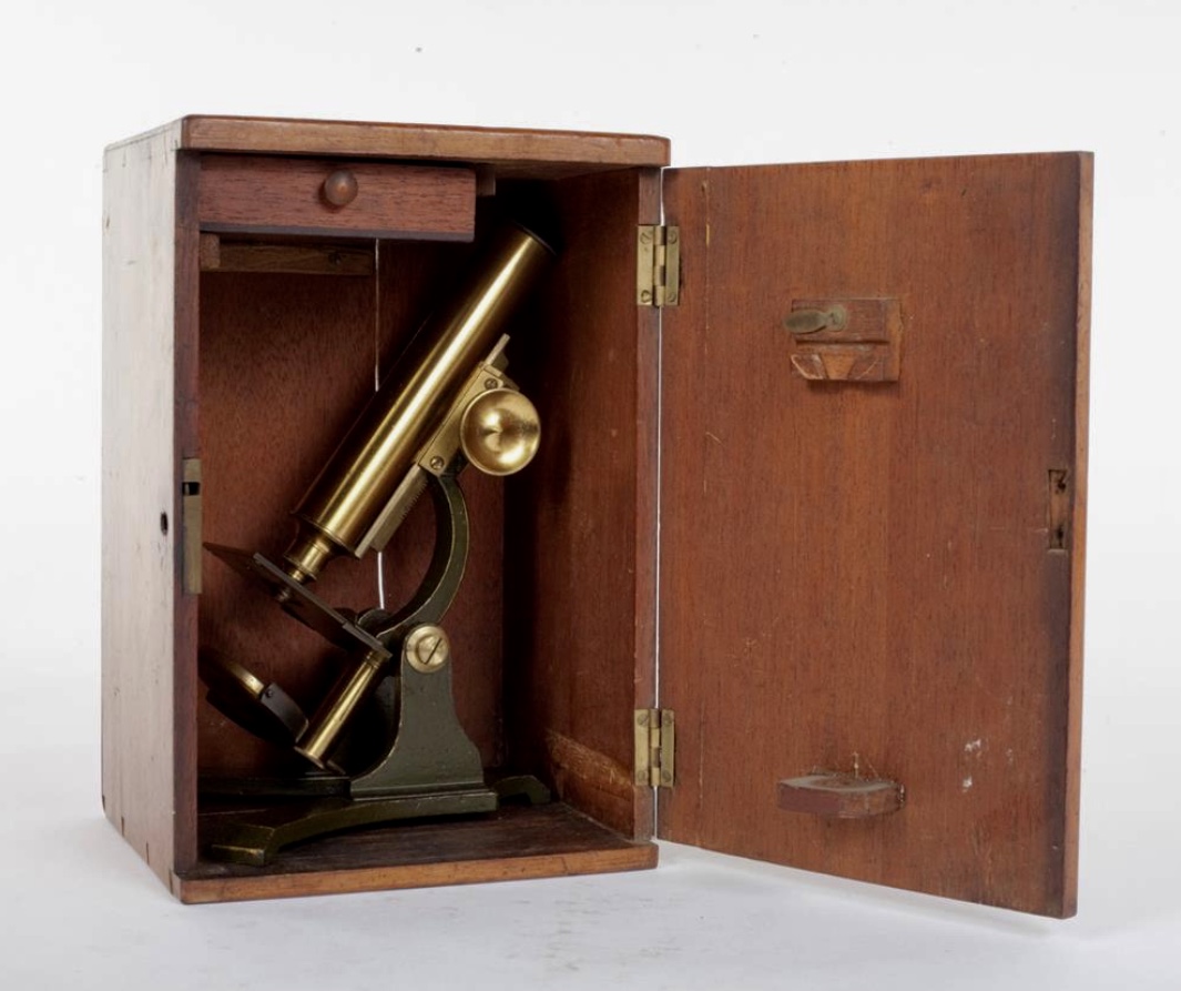 13. Microscopio monocular. J.T. Slugg. Manchester. 1865. Modelo “Dos guineas”.