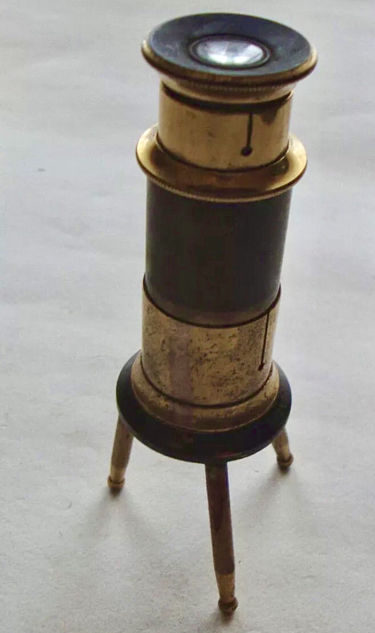 15. Microscopio portátil fabricado por Hunter Penrose. Londres hacia 1900.
