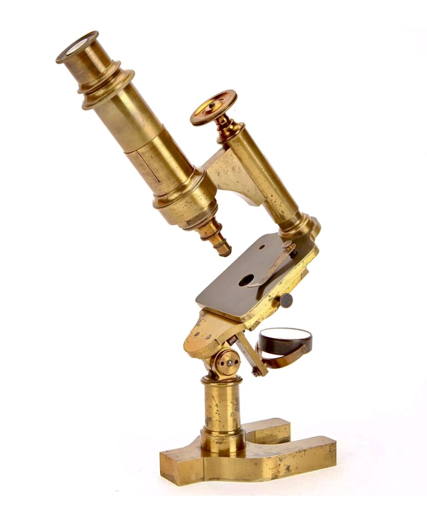 Microscopio monocular fabricado por Neumann. Konisberg. Alemania. 1900.
