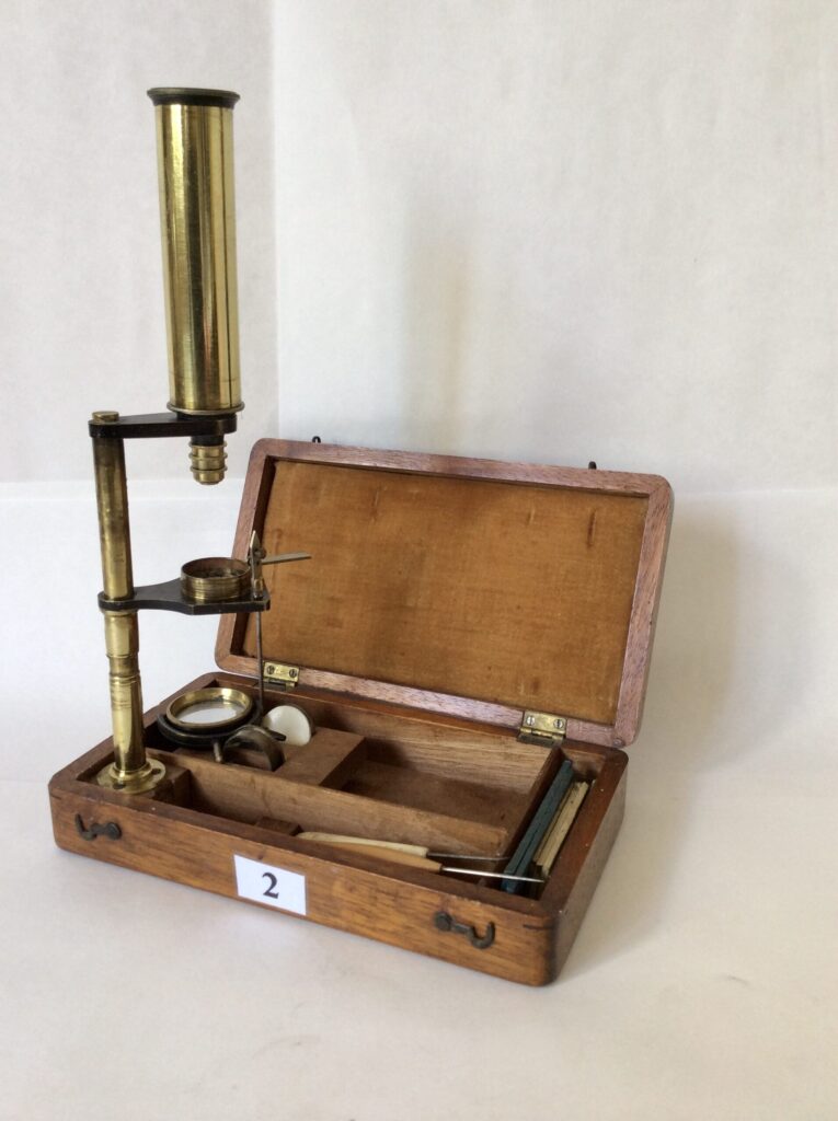 Microscopio monocular de “caja”. C.1730-1800. Fabricante desconocido.