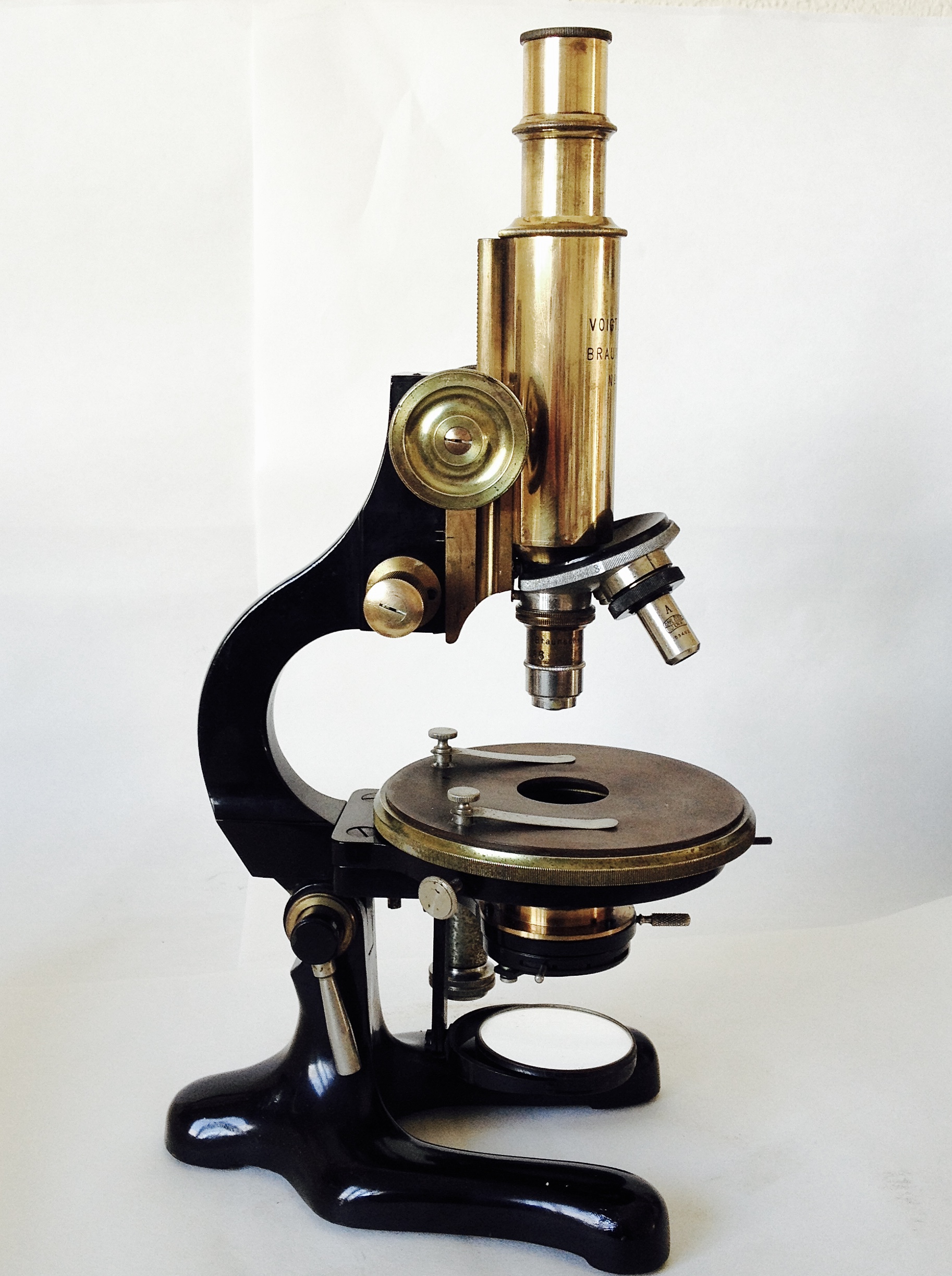 21. Microscopio monocular compuesto. Voigtländer. Alemania de 1908-1920.