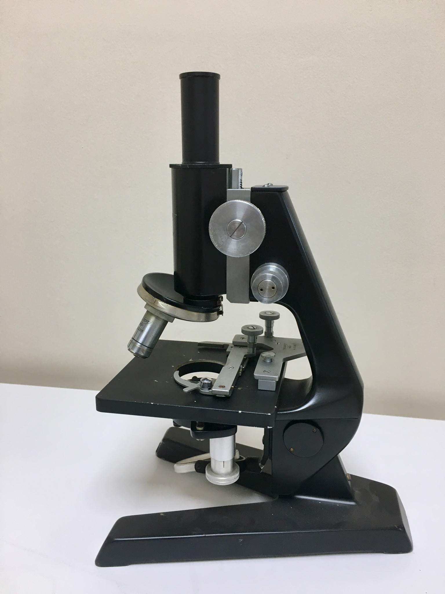 24a. Microscopio monocular. Reichert. Viena, Austria. 1946.