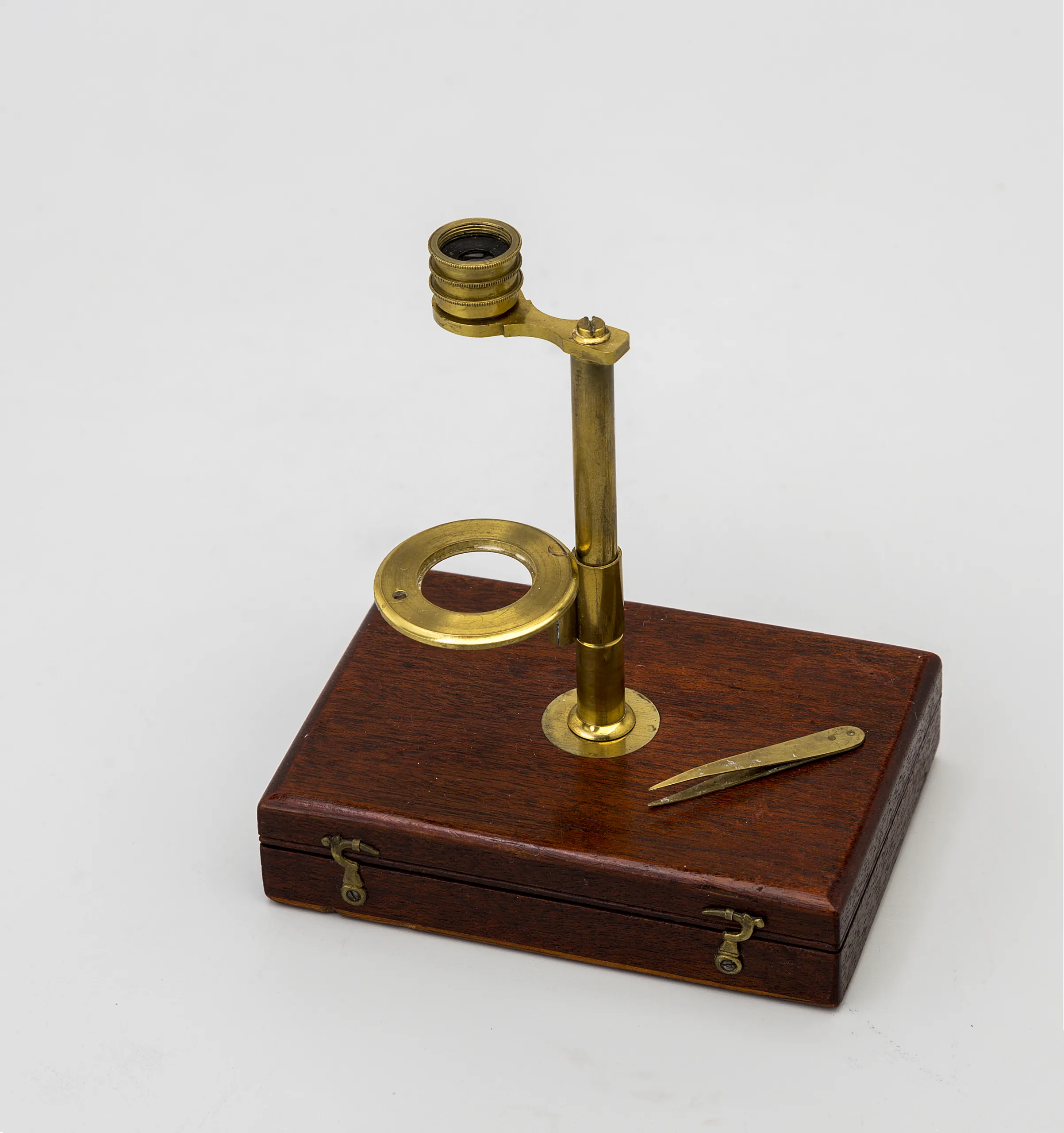 25a. Microscopio portátil de “caja”. Tipo Cary-Gould o Ellis c.1830.