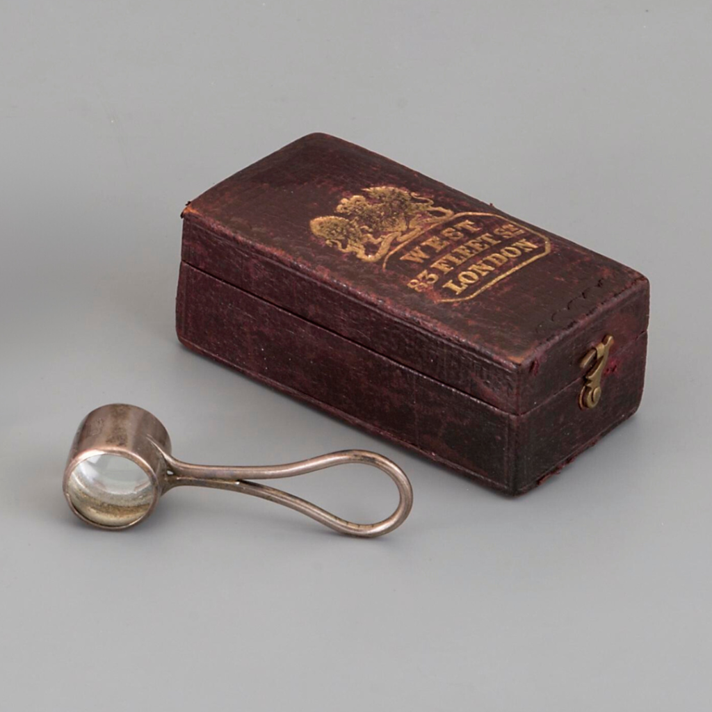 Lupa miniatura Stanhope. F. L. West. Londres. 1875.