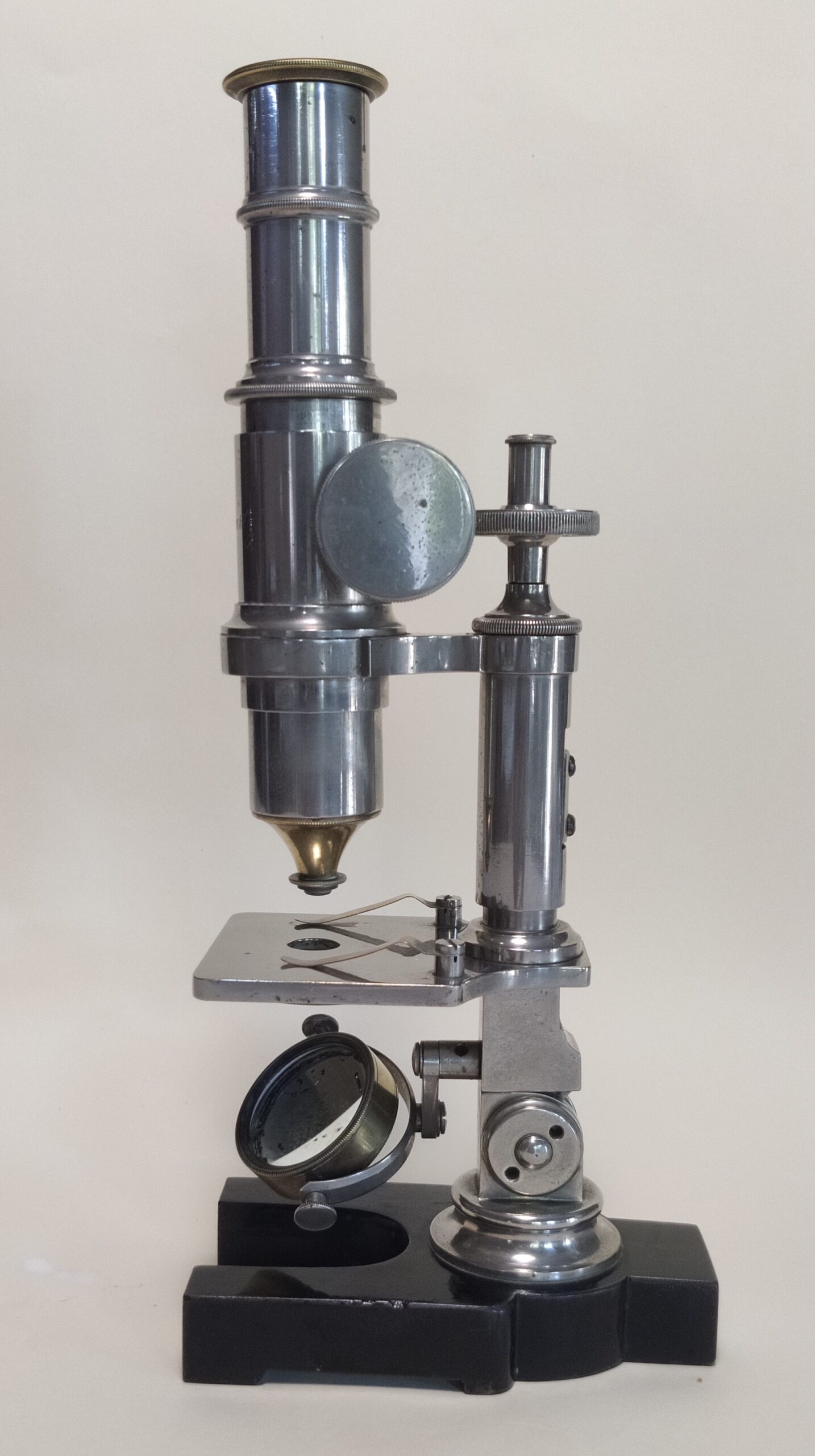 42n. Microscopio monocular. W. Schwartz. Francia. c.1880.