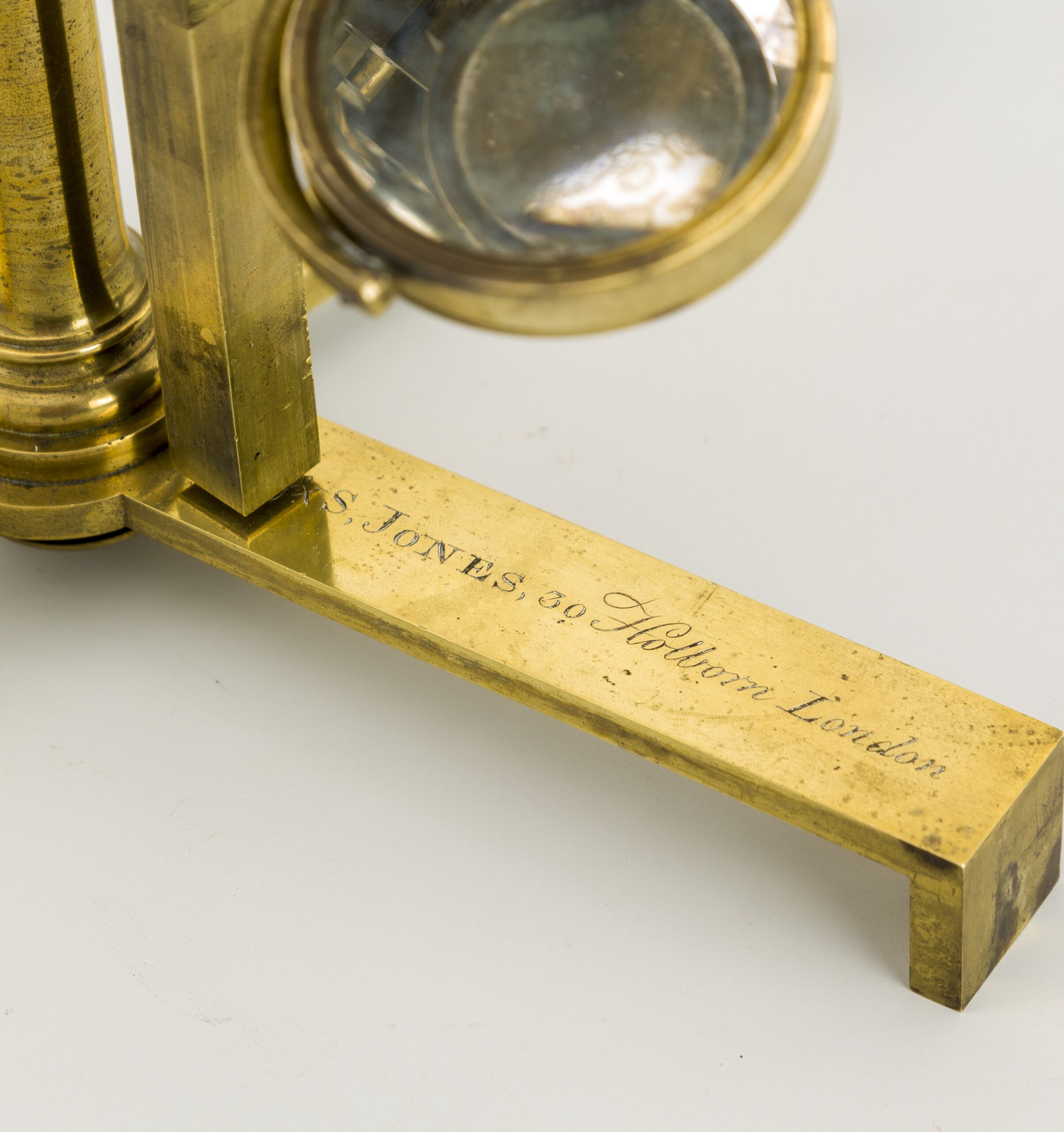 45a. Microscopio mejorado (most-improved) de W & S JONES. Londres c.1798.