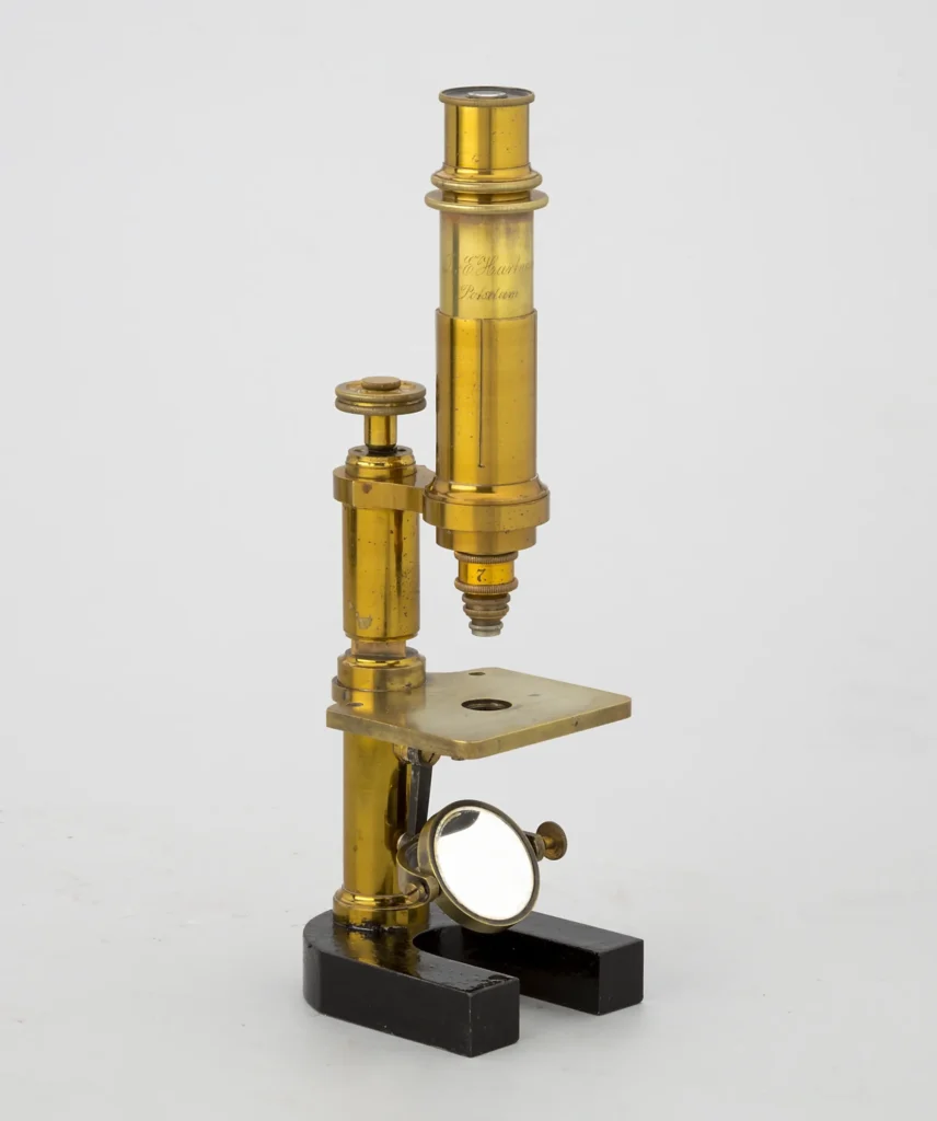 Microscopio monocular. E. Hartnak & Cie. Paris y Postdam. 1870