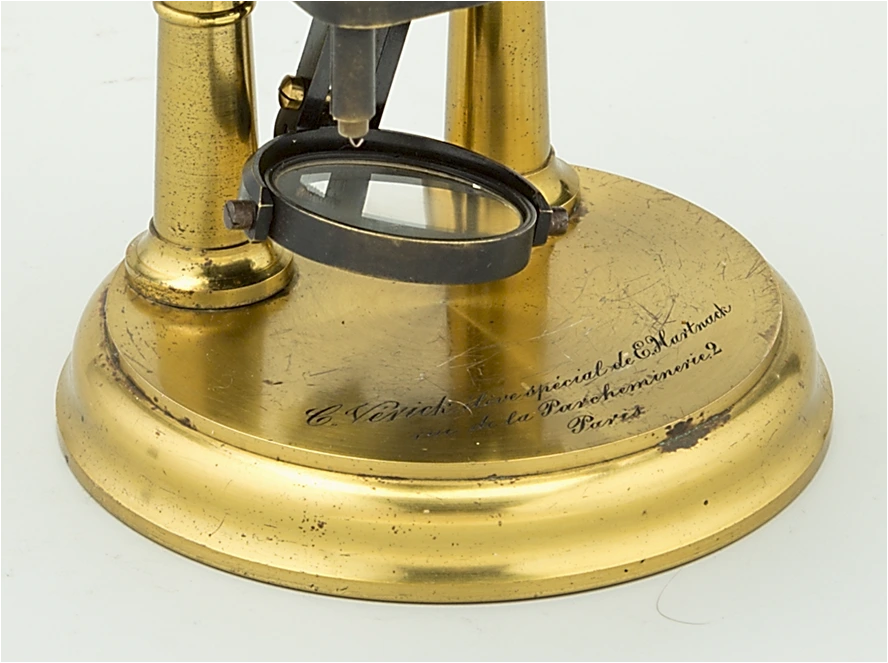 52h. Microscopio de doble pilar. C. de Verick. Francia. 1850. Detalle del pie.