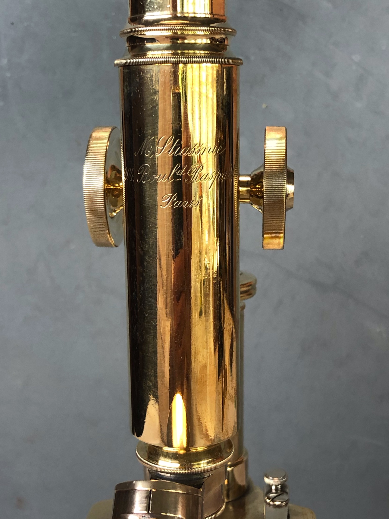 52l. Microscopio monocular Stiassnie VIII. Paris. 1900.