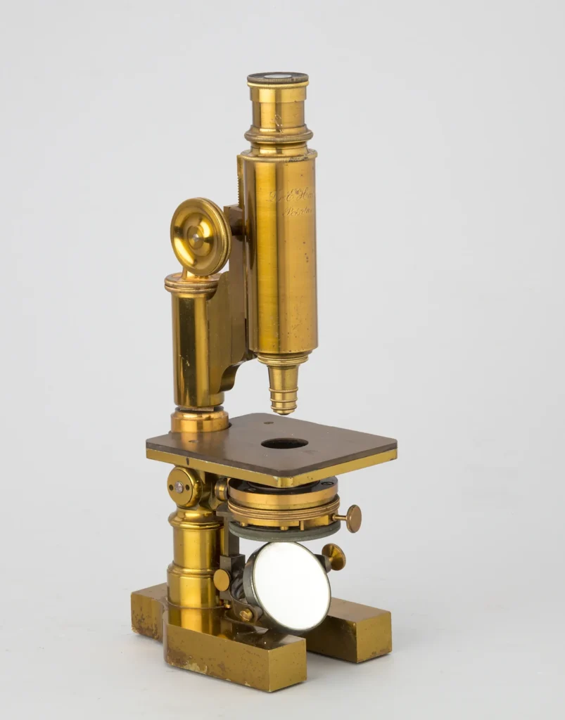Microscopio monocular. Edmund de Hartnack. Postdam. 1881.