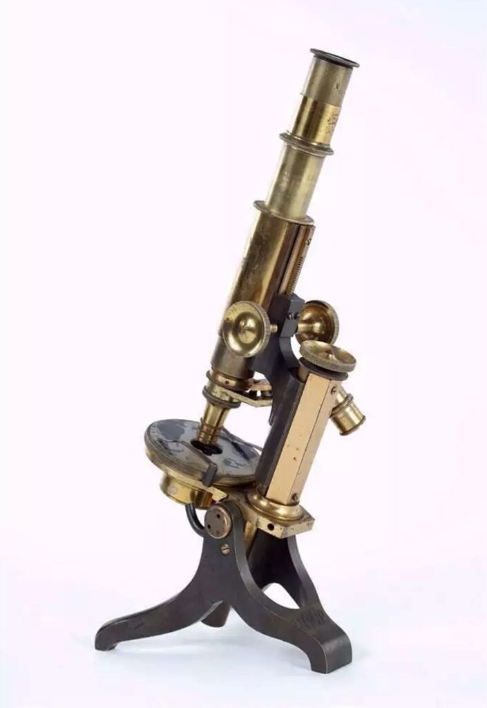 Microscopio monocular con objetivos en revólver. c.1900.