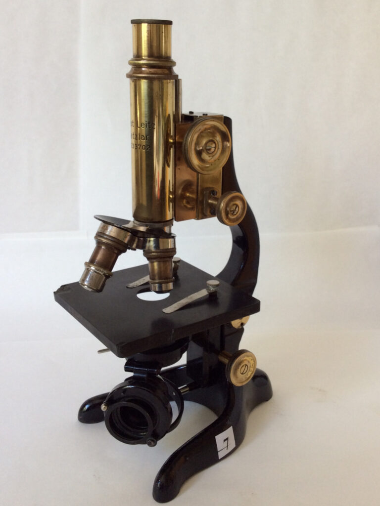 Microscopio monocular compuesto Leitz. Alemania. 1922