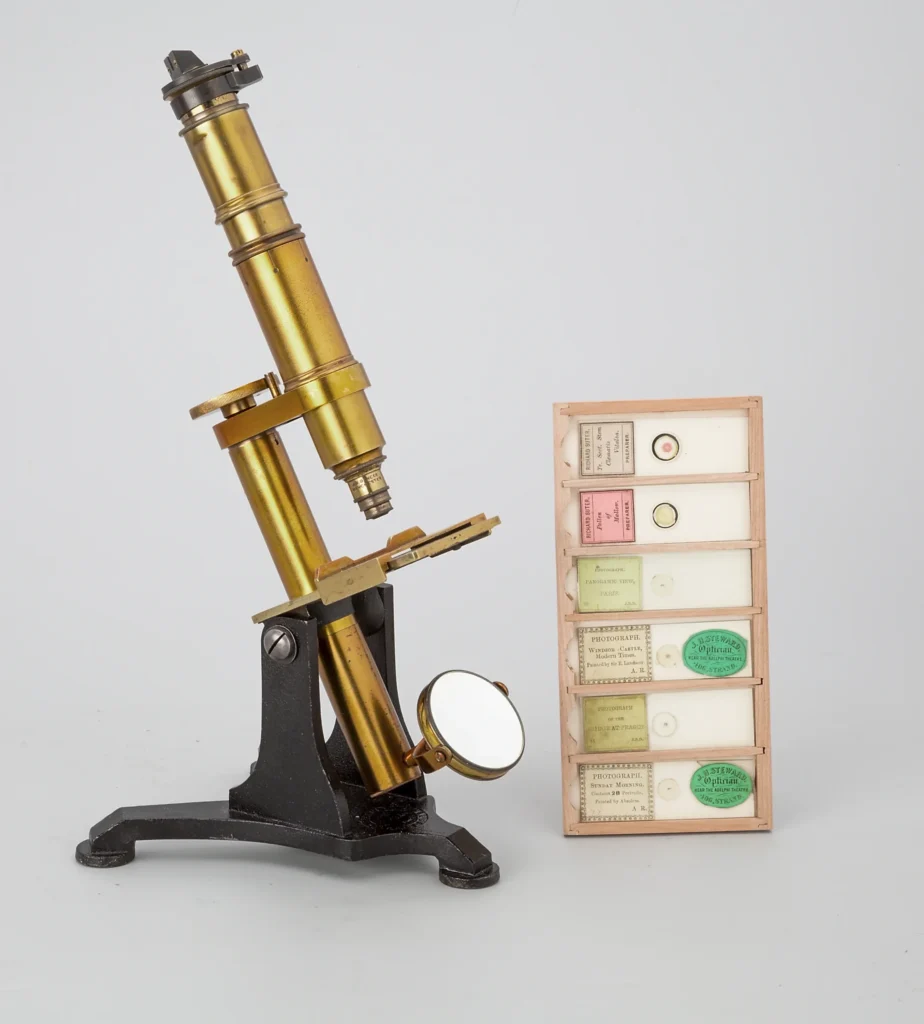 Microscopio con dispositivo de proyección. J. Benjamín Dancer. Manchester.1873.