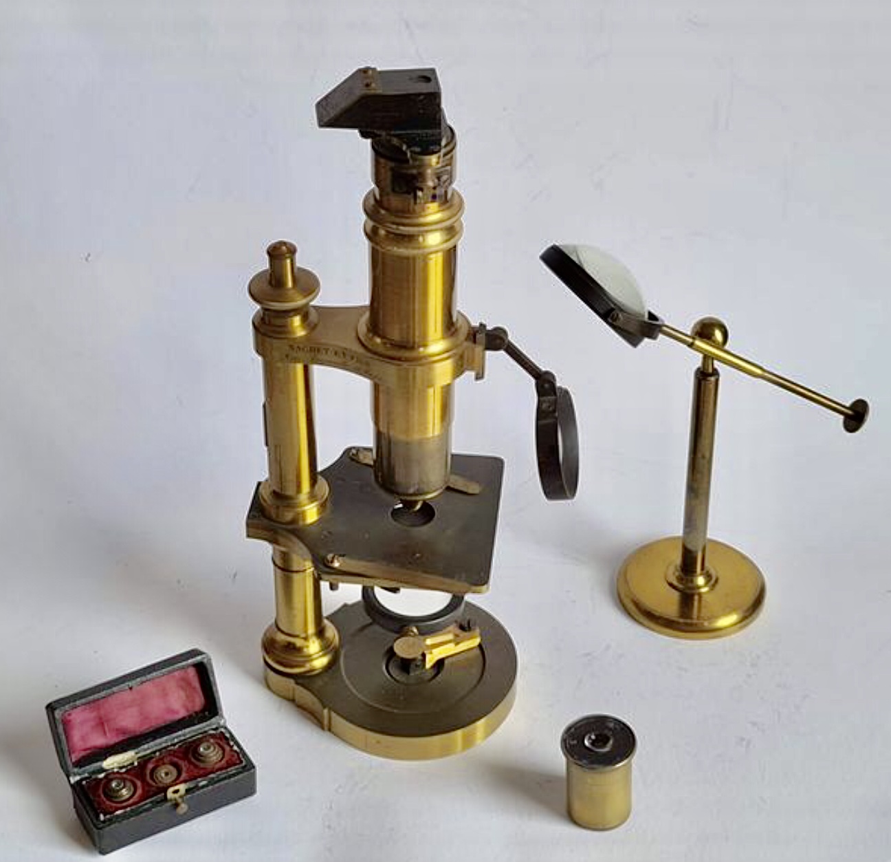 77b. Pequeño microscopio mineralógico. Nachet. c1895