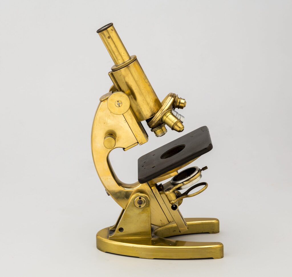 Microscopio monocular de latón Carl Zeiss. Jena. c.1950.