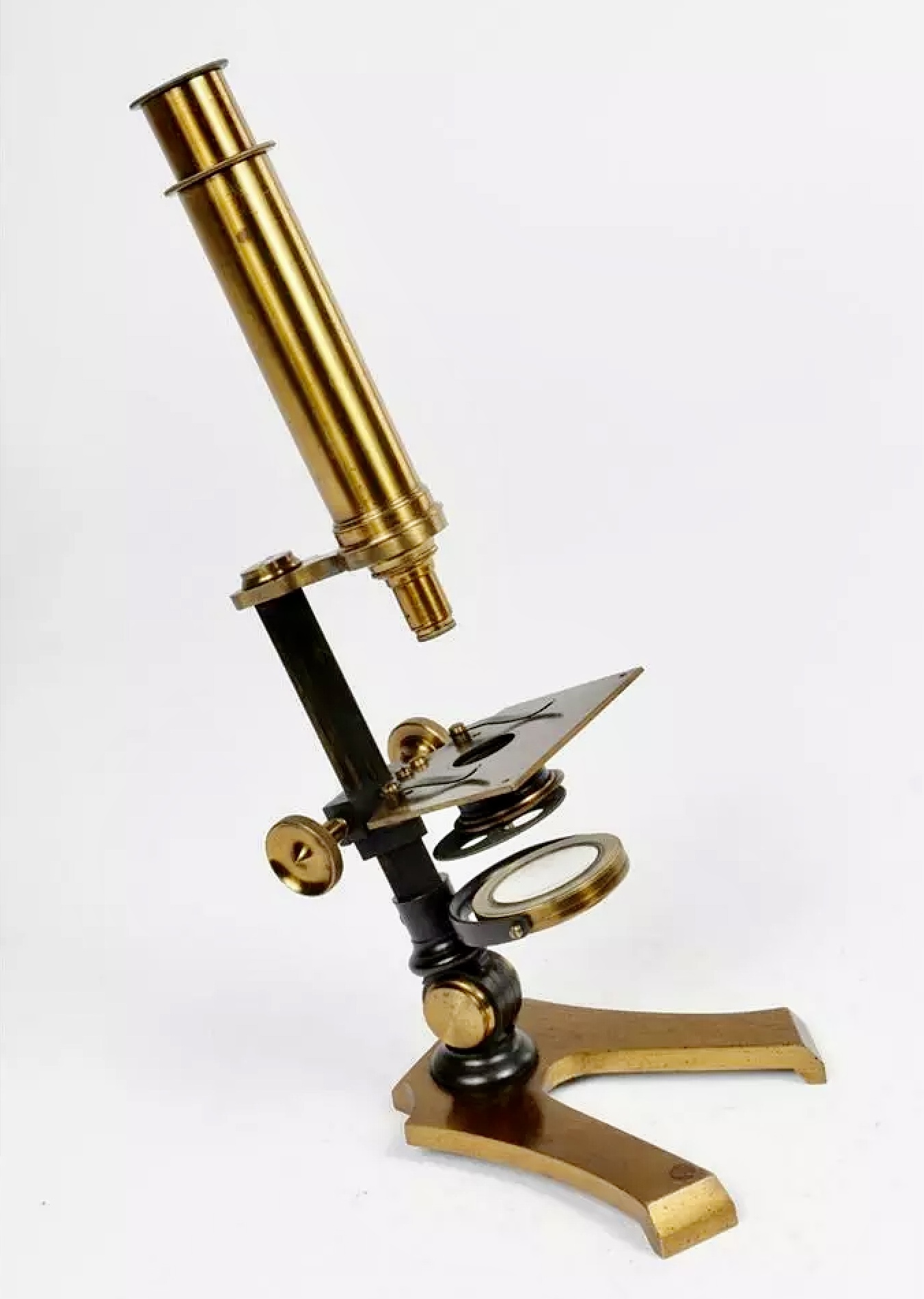 9. Microscopio monocular con enfoque inverso. Inglaterra c.1850.