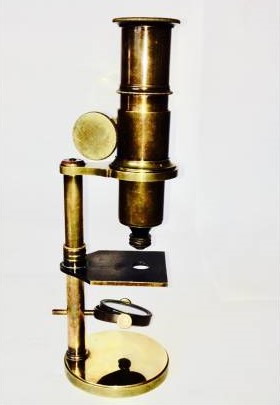 Microscopio monocular con enfoque inverso. Inglaterra c.1850.