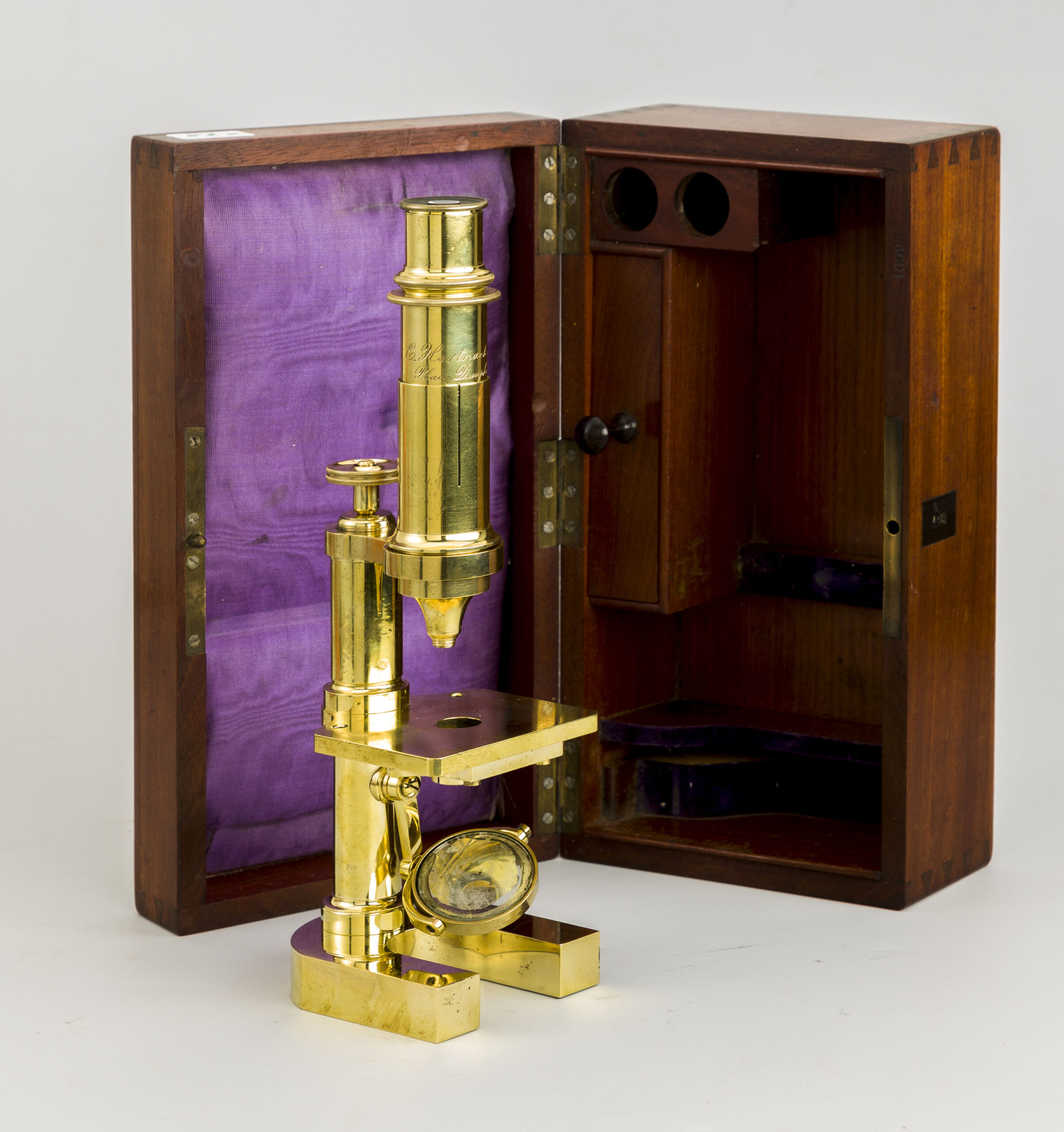 52a. Microscopio monocular. E. Hartnak & Cie. Paris y Postdam. 1870