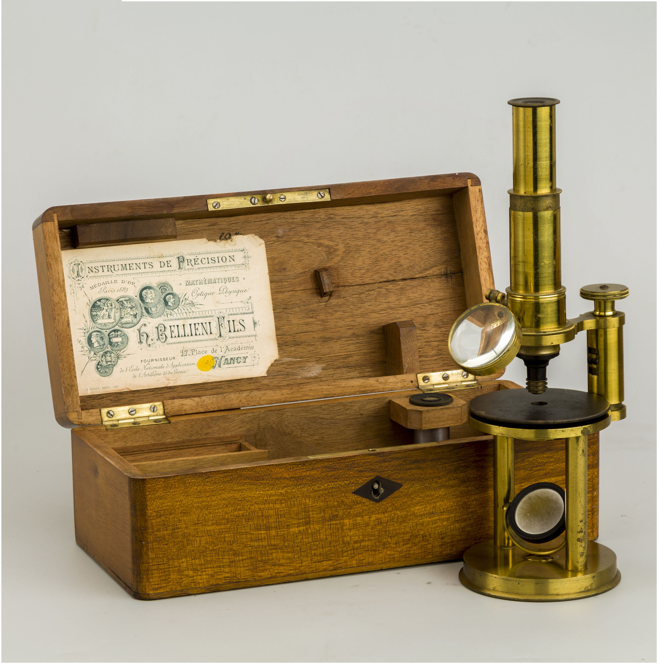 52g. Microscopio monocular. H. Bellieni. c. 1887. Metz, Francia.