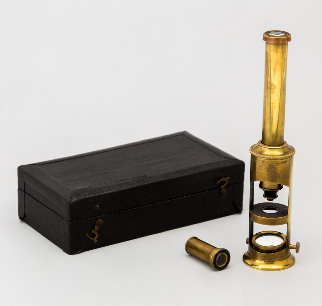 Microscopio de barril simple. 1880