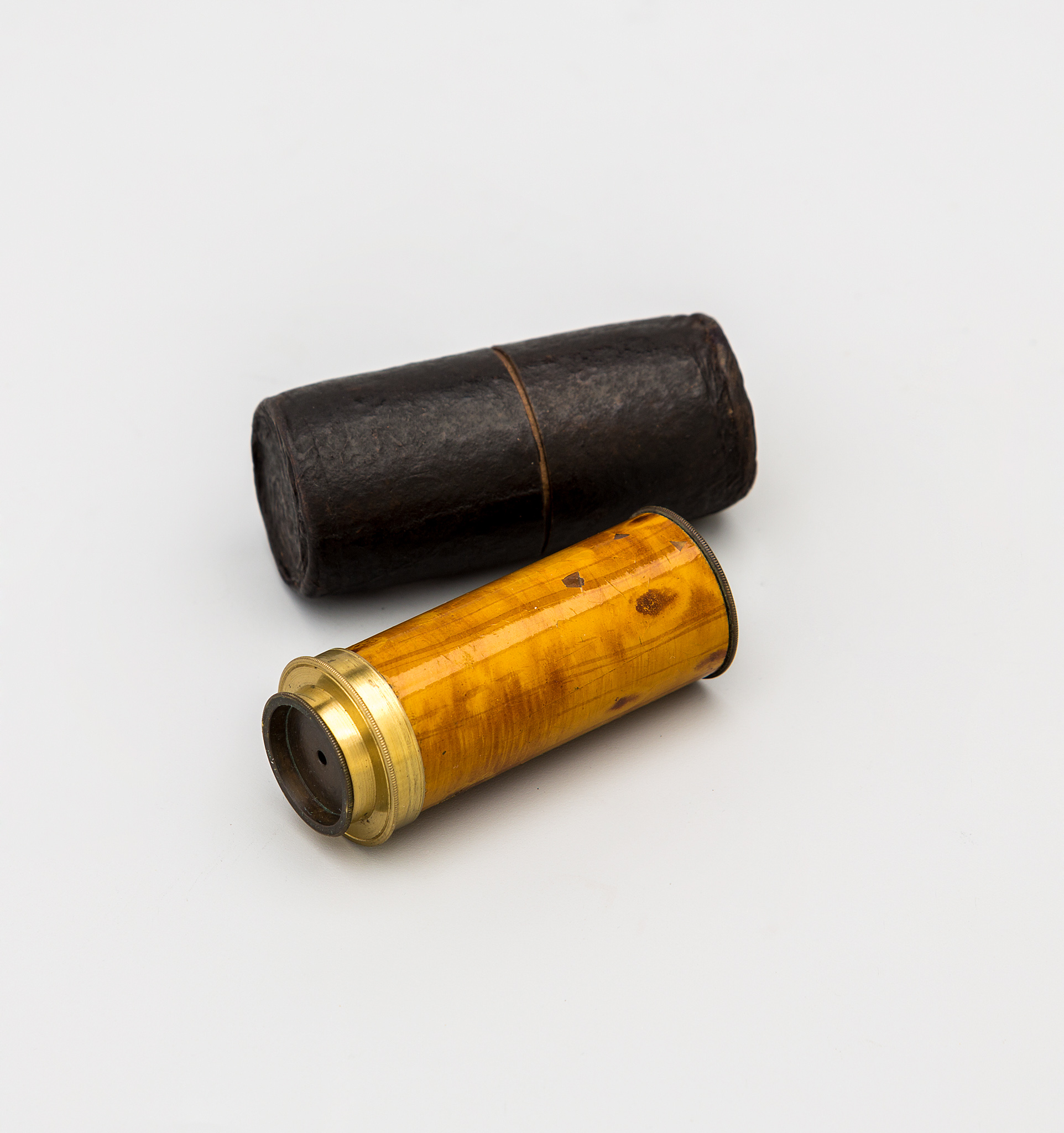 29. Microscopio simple portátil cilíndrico. 1840