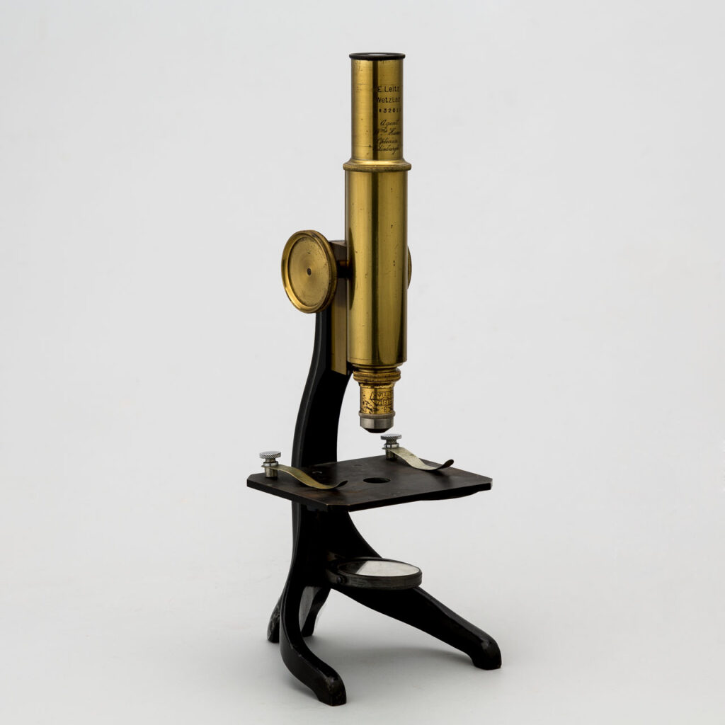 Microscopio monocular simple. Ernst Leitz. 1909