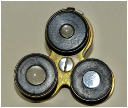 Modelo universal de Beck & Beck con una rueda intercambiadora de oculares. Fue un dispositivo que tampoco se hizo popular.