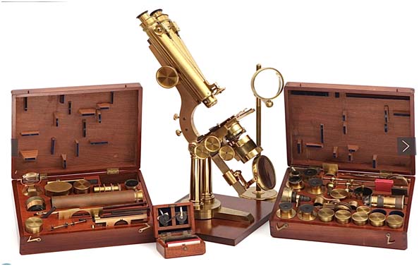 Conjunto de complementos del modelo “Premium” de Henry Crouch. Estos complejos y costosos equipos eran extraordinarios regalos para personas de elevado nivel social y que usualmente no los utilizaban, por lo que han llegado hasta nosotros en un estado impecable sin señales de uso.( Nº 92 de la colección Perea Borobio).