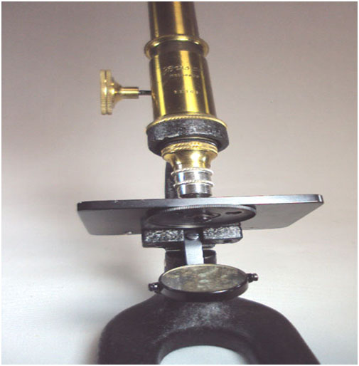 49a. Pequeño microscopio compuesto. E. Busch. 1915.
