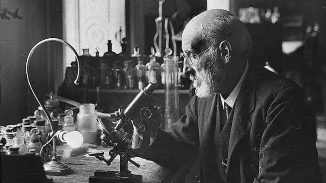 Ramón y Cajal y el microscopio